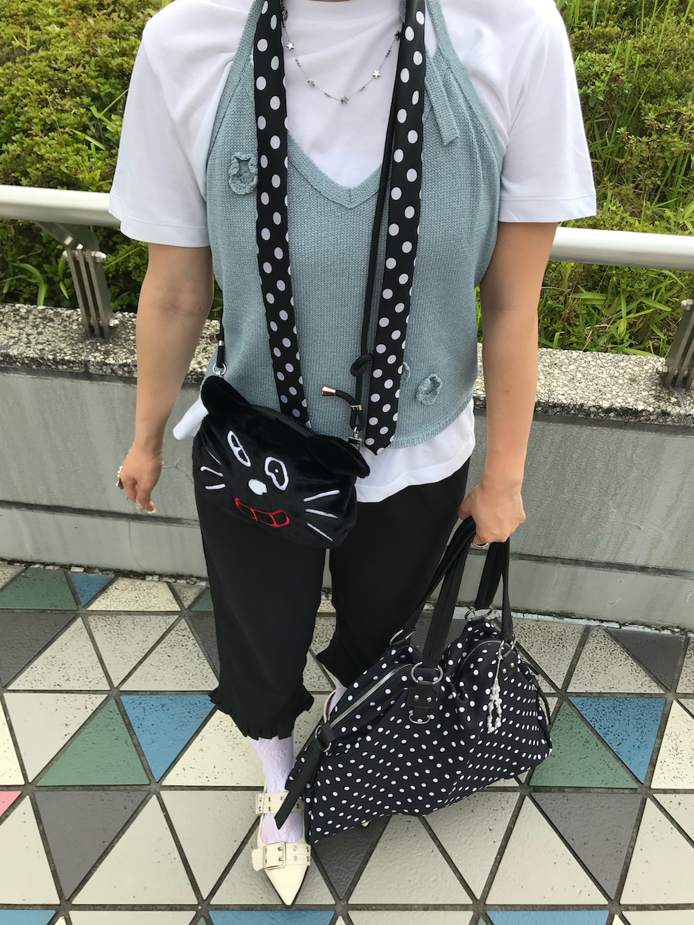 ブラック系のその他パンツ、ブラック系のネクタイ、ブラック系のトートバッグを着用したレディースの夏コーディネートの2枚目の写真