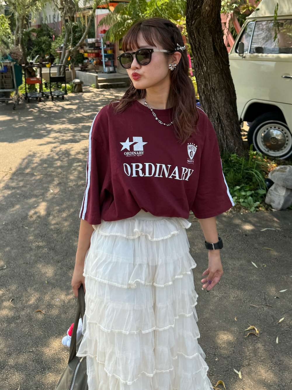 ホワイト系のサンダル、レッド系のTシャツ/カットソー、ホワイト系のスカートを着用したレディースの夏コーディネートの2枚目の写真