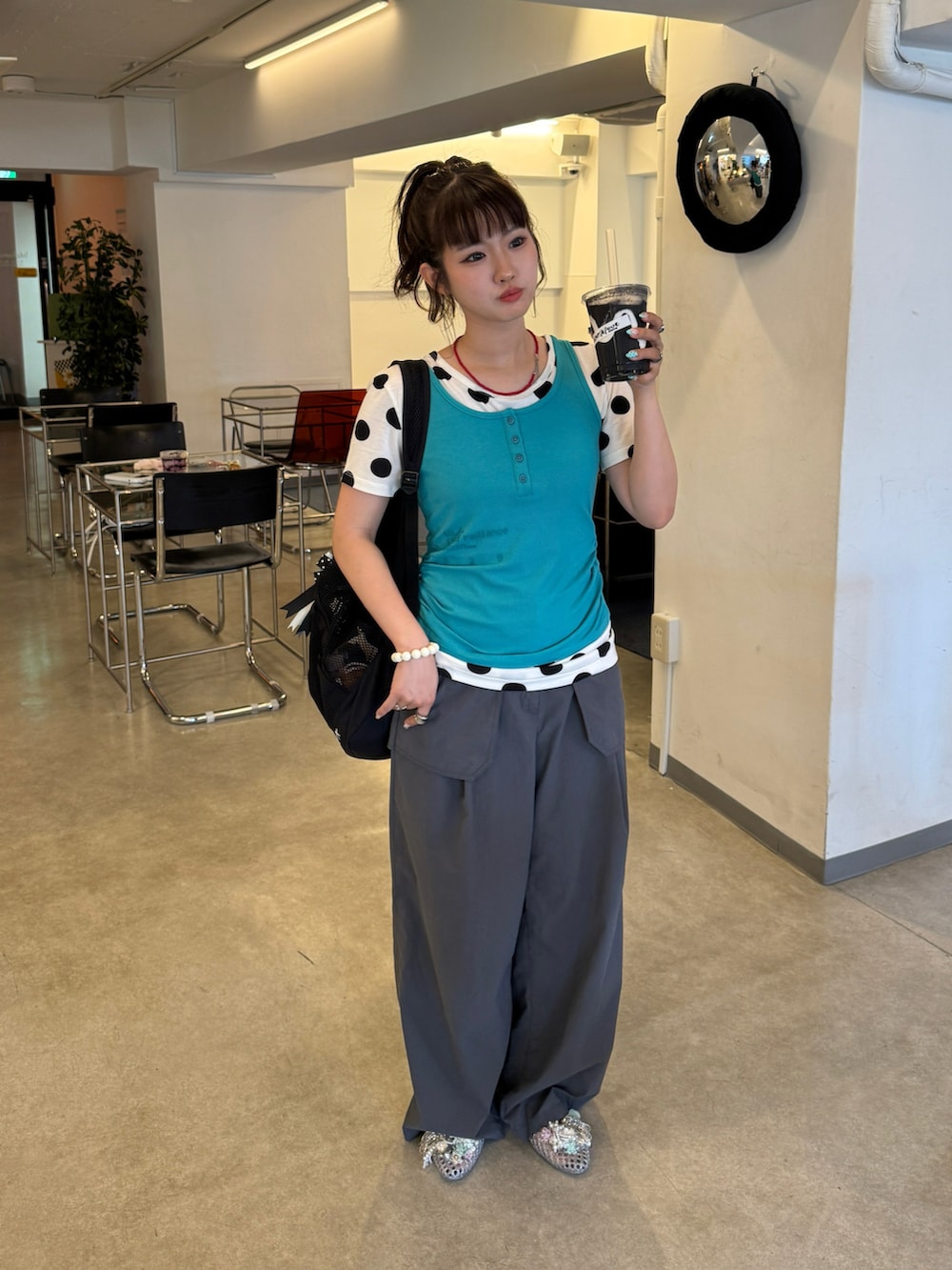 グリーン系のタンクトップ、ホワイト系のTシャツ/カットソー、シルバー系のパンプスを着用したレディースの夏コーディネートの2枚目の写真