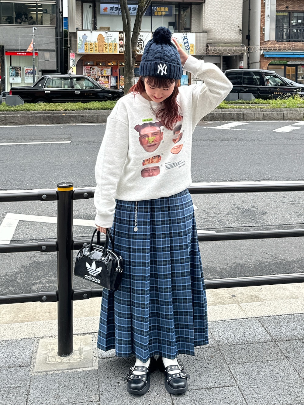 ブルー系のスカート、グレー系のスウェット、ブルー系のニットキャップ/ビーニーを着用したレディースの秋コーディネートの2枚目の写真