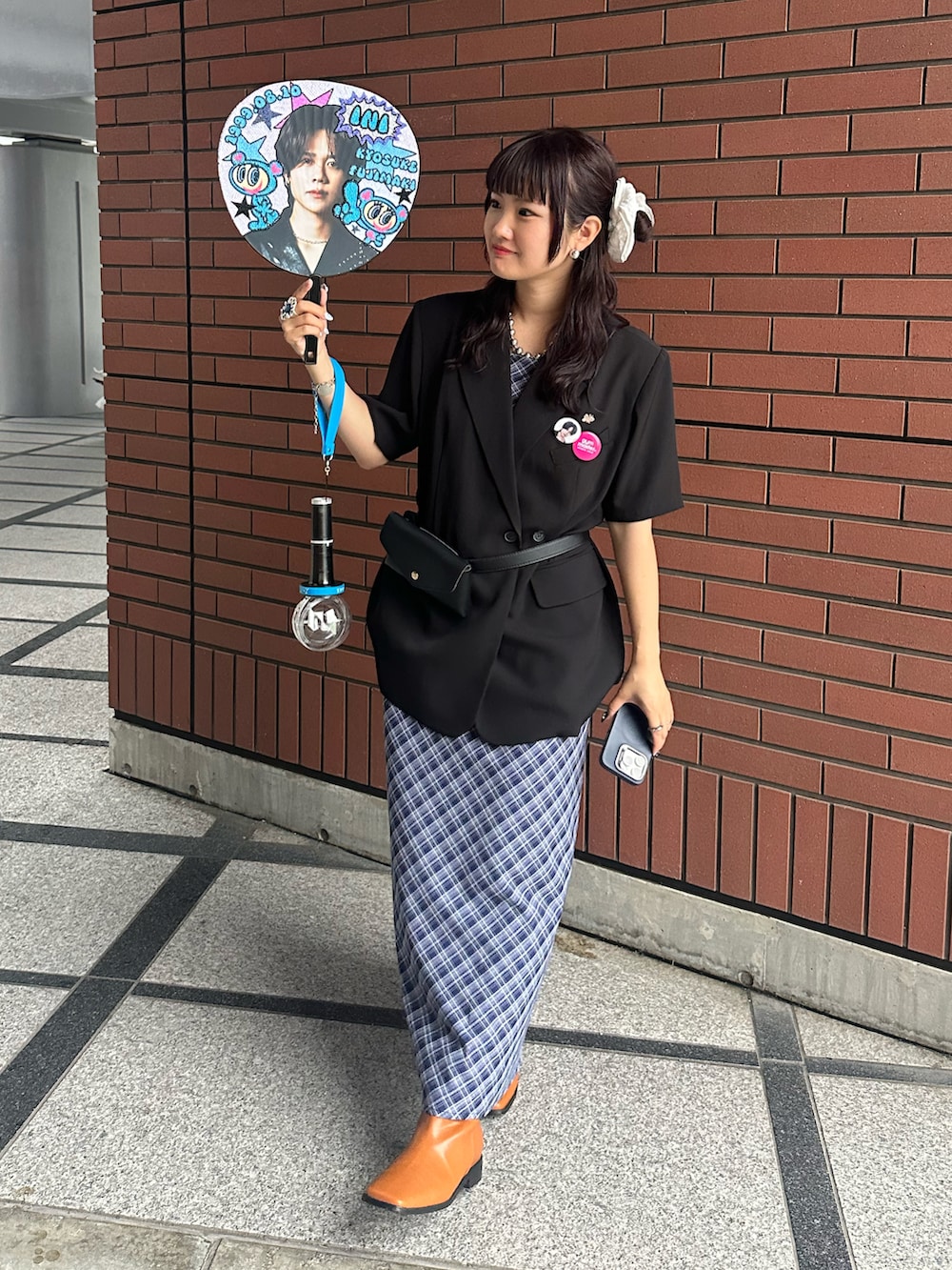 ブラック系のボディバッグ/ウエストポーチ、ブラウン系のブーツ、ブルー系のワンピースを着用したレディースの夏コーディネートの2枚目の写真