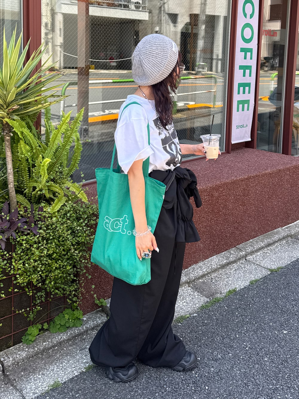 ホワイト系のTシャツ/カットソー、ブラック系のつなぎ/オールインワン、ブラック系のスニーカーを着用したレディースの夏コーディネートの2枚目の写真