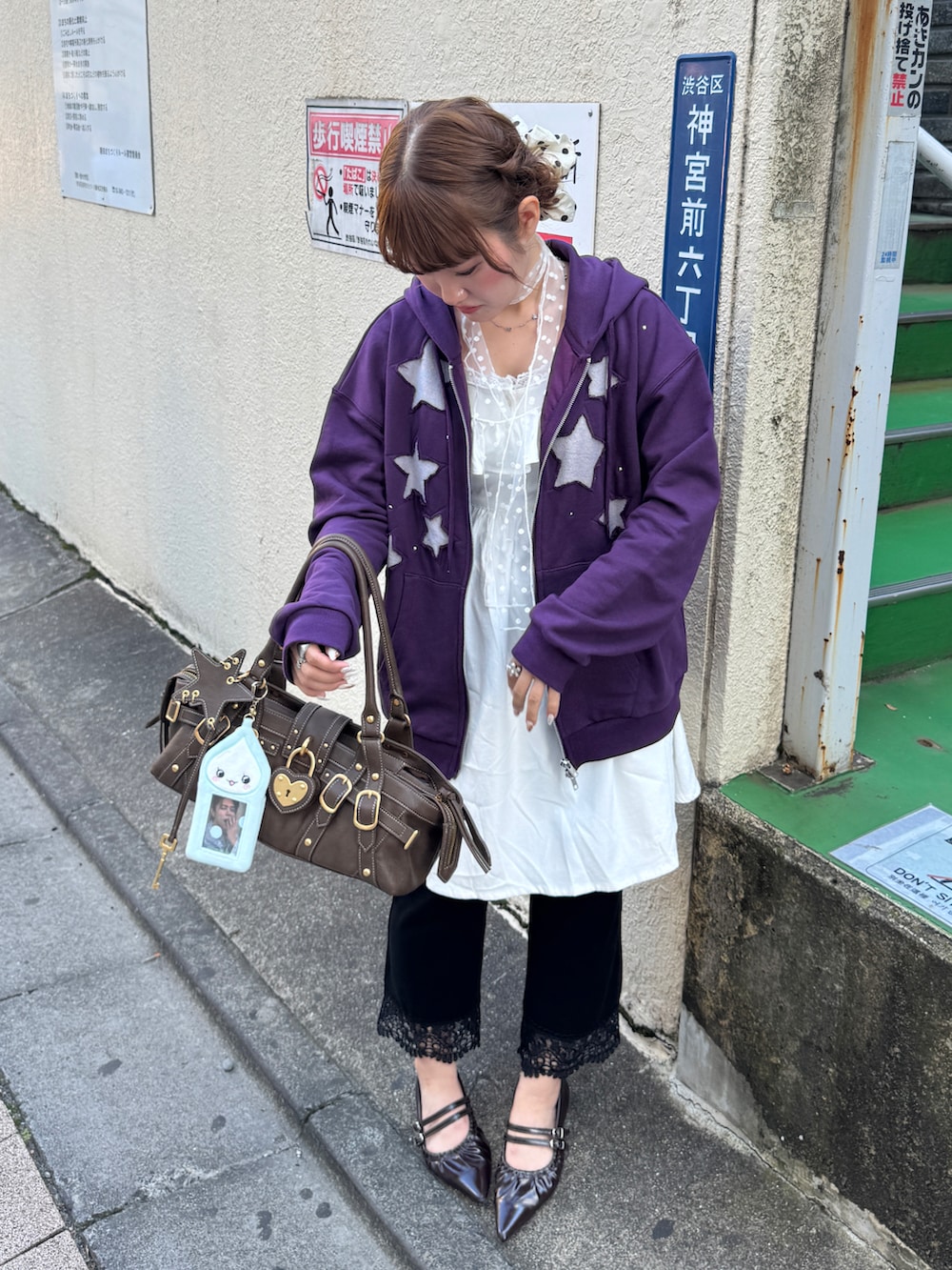 ブラウン系のパンプス、ブラック系のその他パンツ、ブルー系のパーカーを着用したレディースの秋コーディネートの2枚目の写真