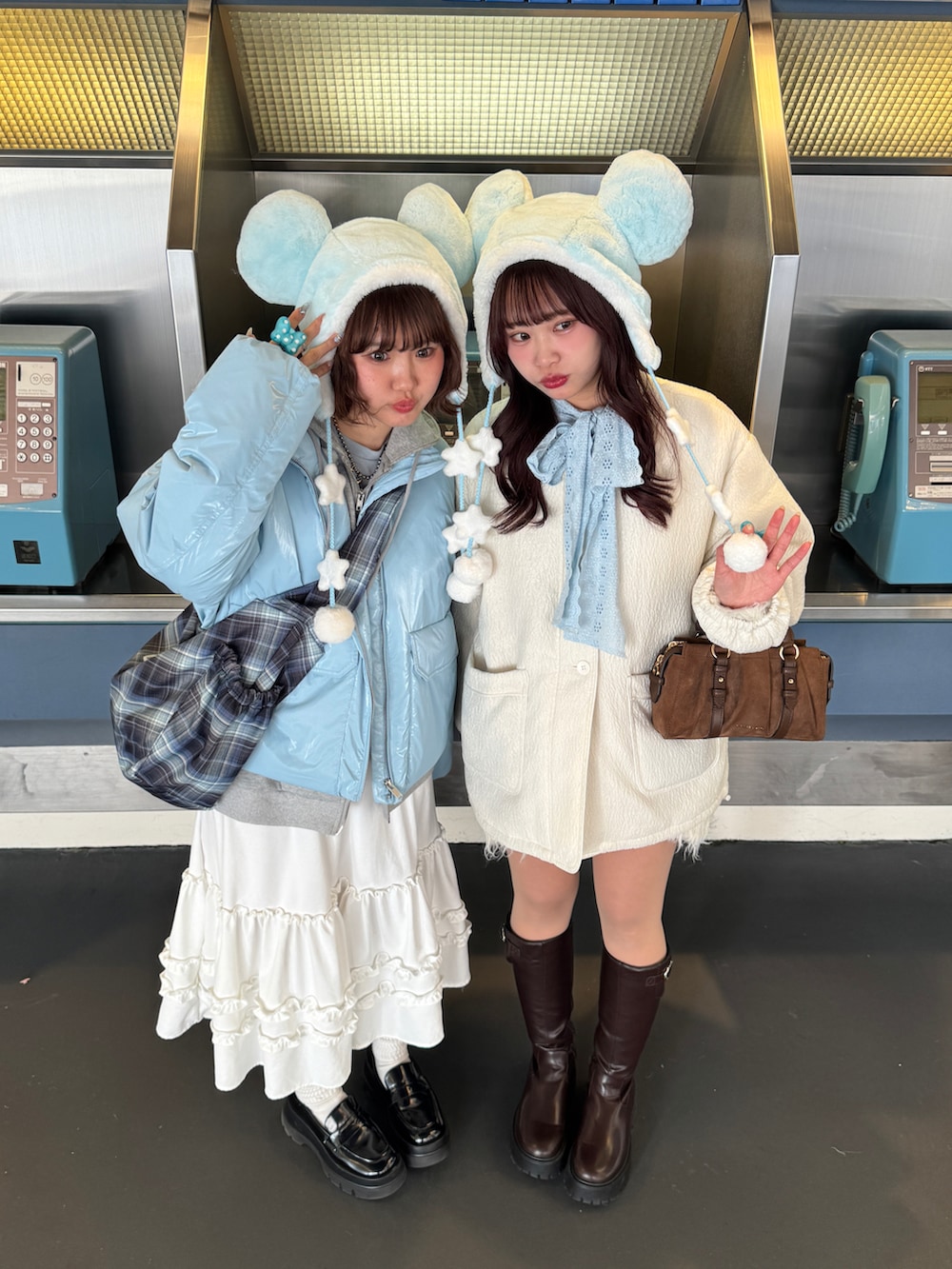 その他のダウンジャケット/コート、ホワイト系のスカート、ブラック系のローファーを着用したレディースの冬コーディネートの3枚目の写真