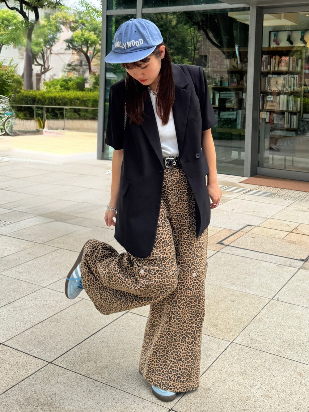 その他のデニムパンツ、ブルー系のスニーカー、ブラック系のベルトを着用したレディースの夏コーディネートの2枚目の写真