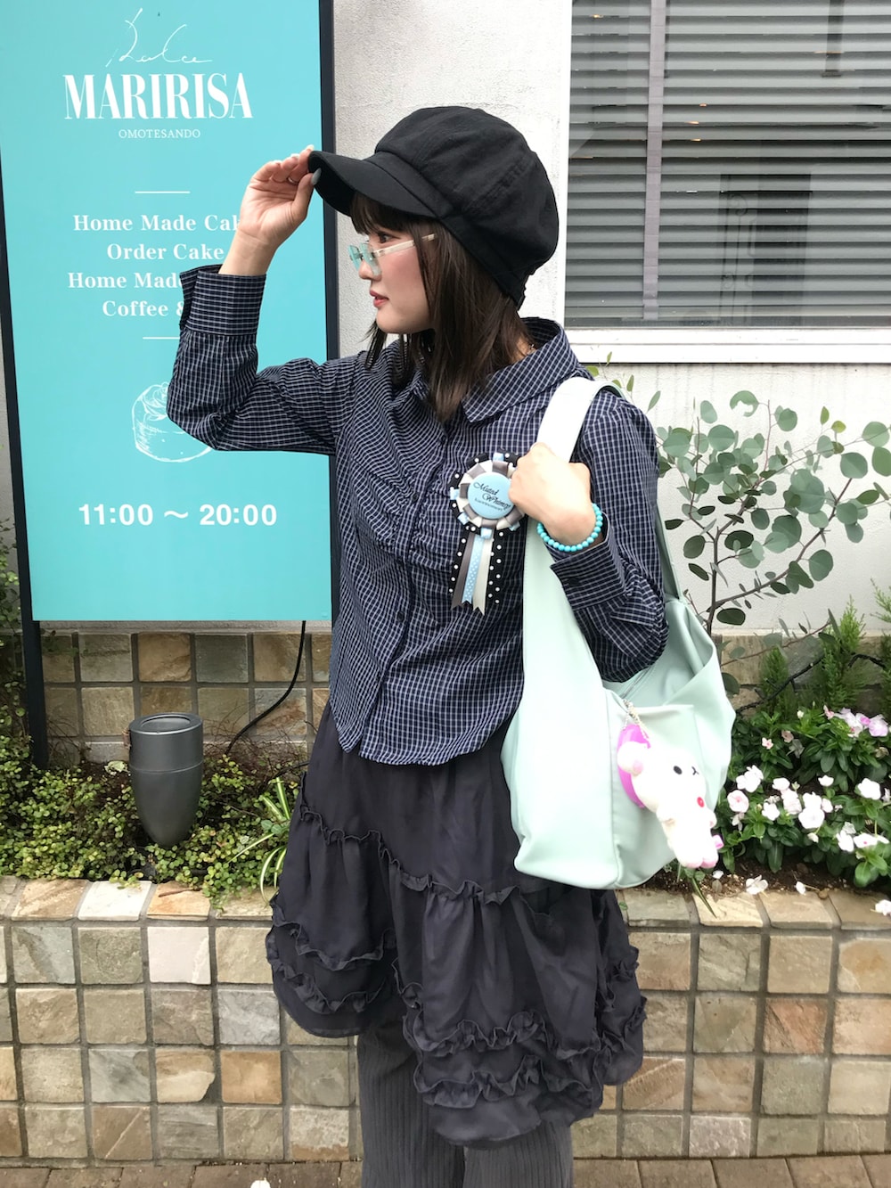 グレー系のその他パンツ、ホワイト系のパンプス、ブルー系のシャツ/ブラウスを着用したレディースの秋コーディネートの2枚目の写真