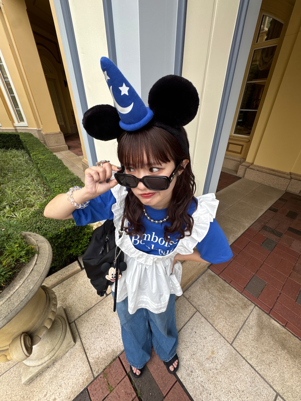 ブルー系のデニムパンツ、ホワイト系のトップス、ブルー系のTシャツ/カットソーを着用したレディースの夏コーディネートの2枚目の写真