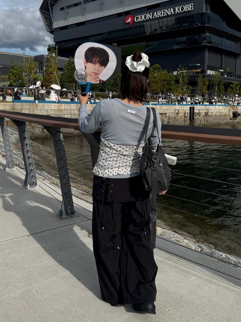 グレー系のカーゴパンツ、ブラック系のシューズ、ホワイト系のTシャツ/カットソーを着用したレディースの春コーディネートの2枚目の写真