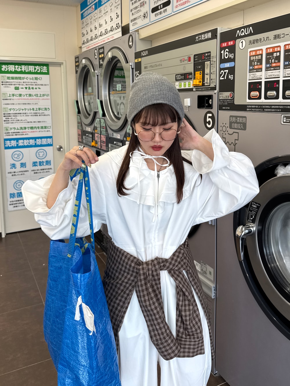 ブラウン系のシャツ/ブラウス、ホワイト系のつなぎ/オールインワン、グレー系のニットキャップ/ビーニーを着用したレディースの春コーディネートの2枚目の写真