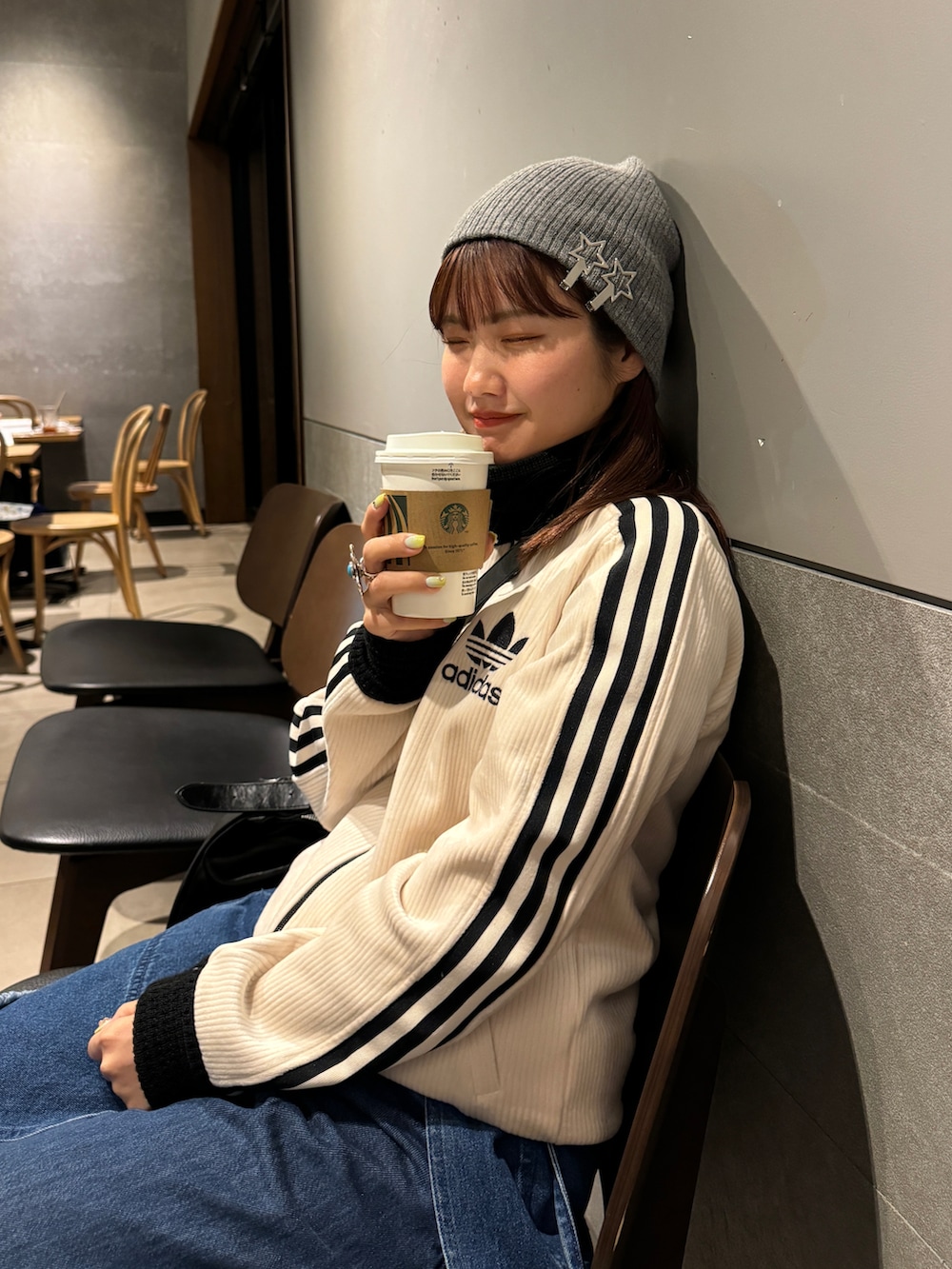 「大人カジュアル、春アウター、デニム、スニーカー、トラックジャケット、ショルダーバッグ、春服、春」｜「adidasのアディダス オリジナルス プレミアム ベッケンバウアー リュクス トラックトップ（トップス、ホワイト系）」を使った、rin.さん（レディース・153cm）の春コーディネートの2枚目の写真