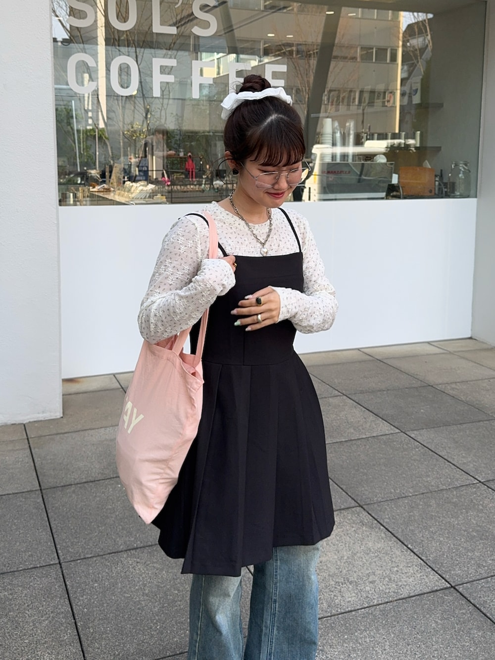 「春めき満開コーデ、春コーデ、古着MIX、ローファー、デニム、トートバッグ、ピンク、オトナカワイイ、休日スタイル、春服、レイヤードスタイル、メガネ女子」｜「HAYのアイテム（トートバッグ、ピンク系）」を使った、rin.さん（レディース・153cm）の春コーディネートの2枚目の写真