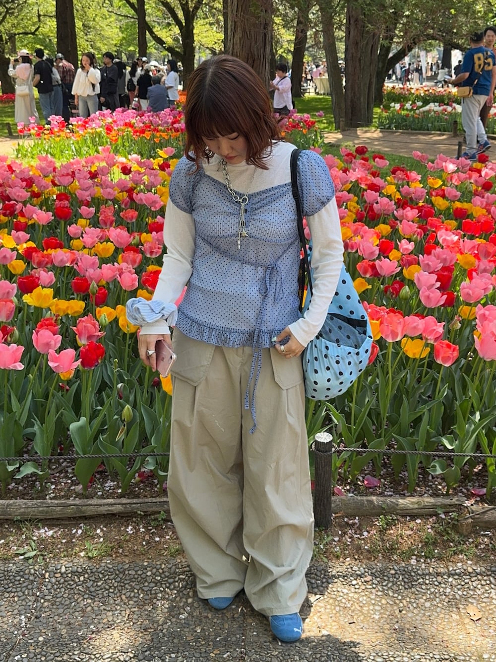 その他のTシャツ/カットソー、ブルー系のスニーカー、ベージュ系のカーゴパンツを着用したレディースの春コーディネートの2枚目の写真