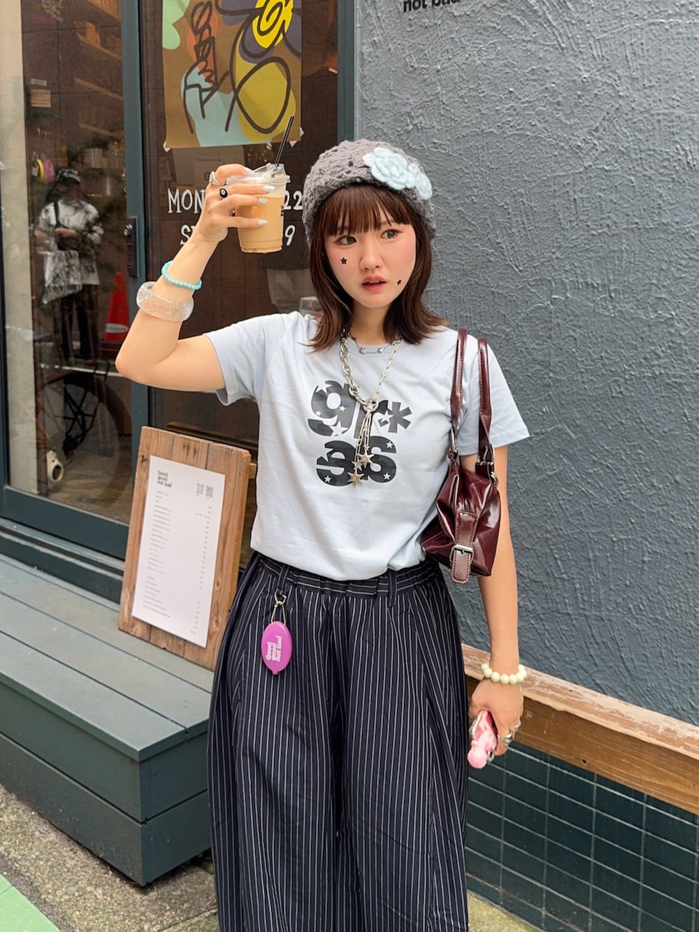 ブルー系のTシャツ/カットソーを着用したレディースの夏コーディネートの2枚目の写真