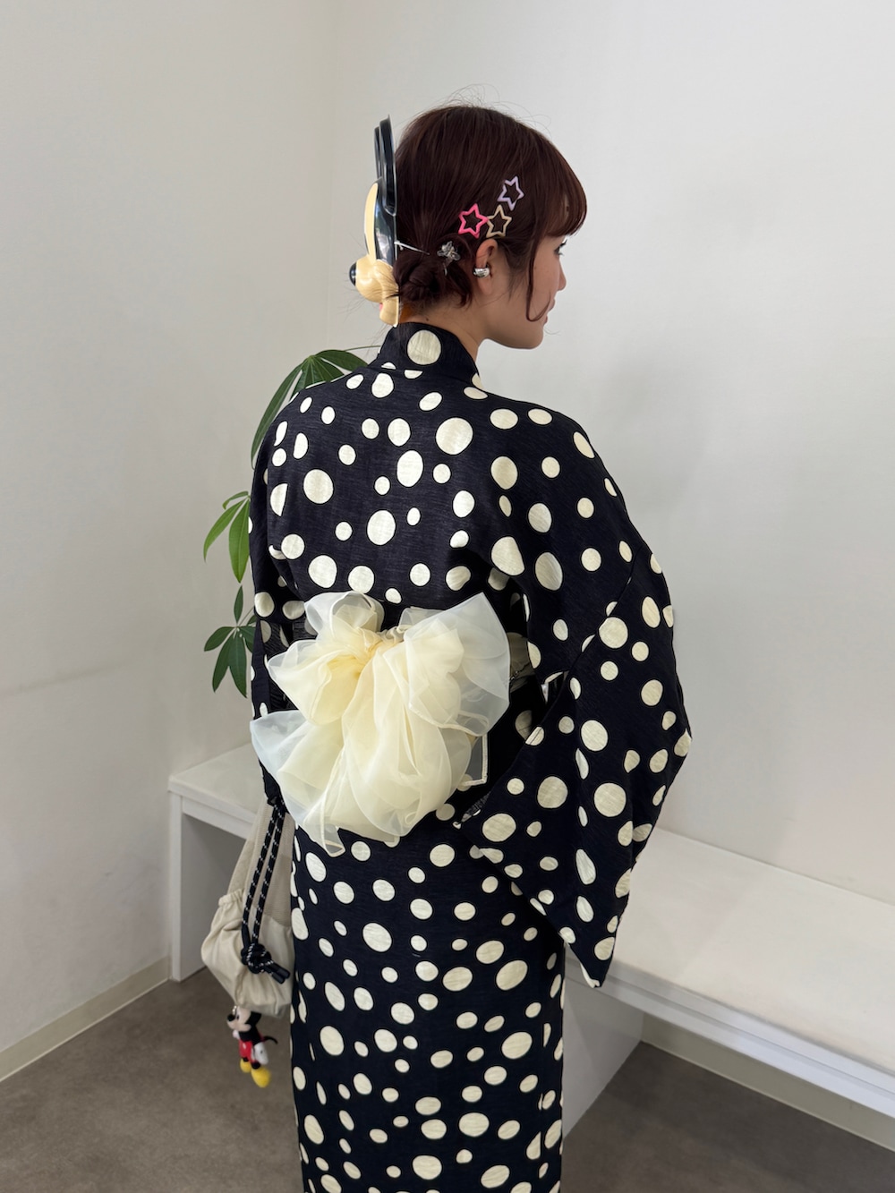 ブラック系のサンダル、ベージュ系のバックパック/リュック、ブラック系の浴衣を着用したレディースの夏コーディネートの3枚目の写真