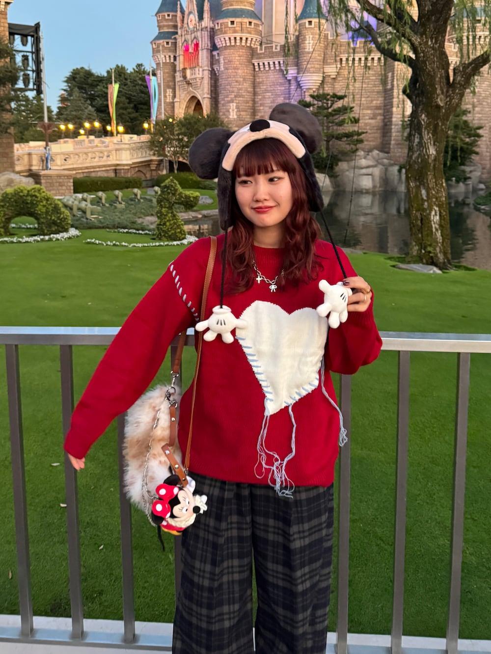 レッド系のニット/セーター、イエロー系のブーツを着用したレディースの冬コーディネートの3枚目の写真