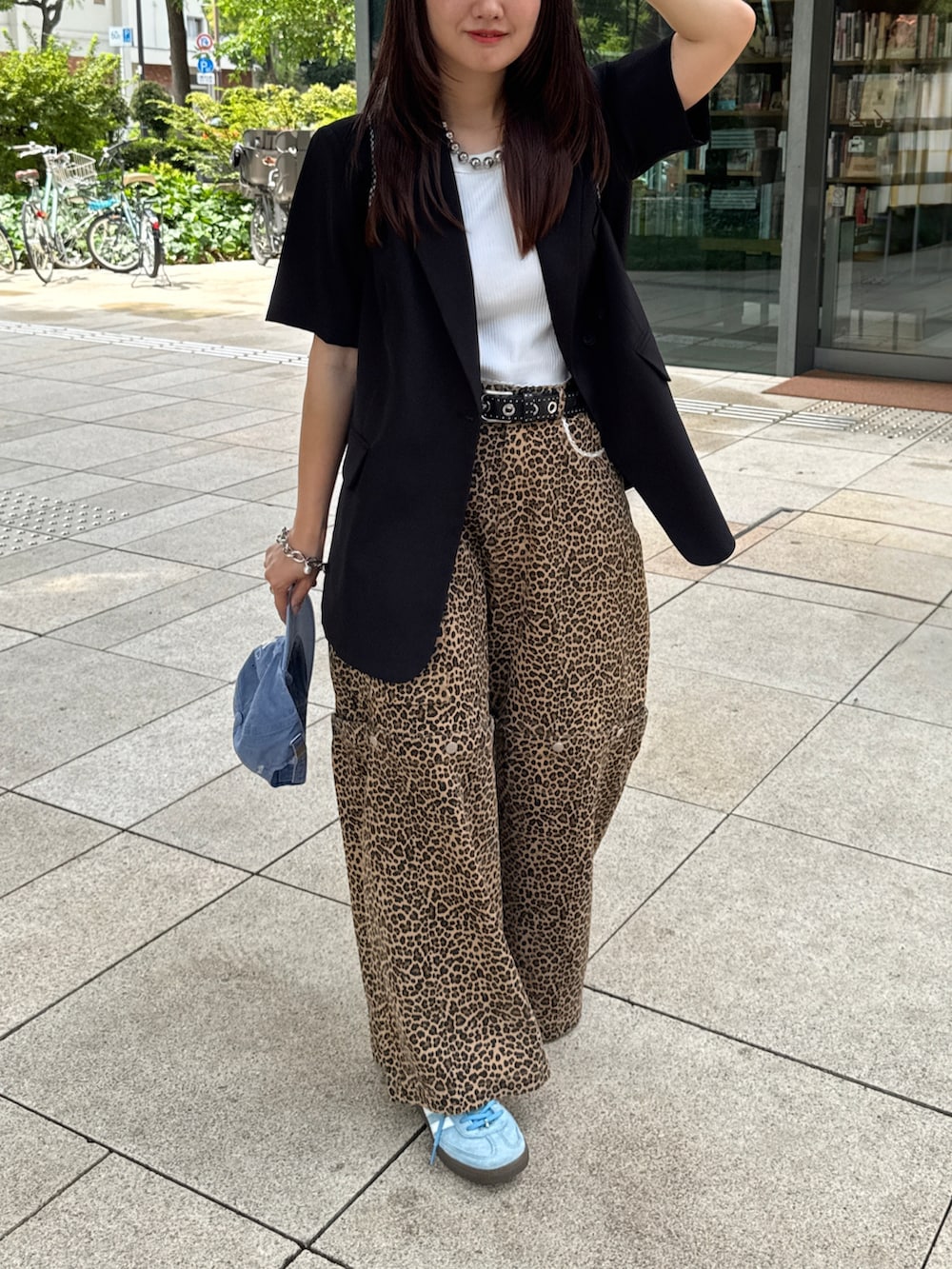 その他のデニムパンツ、ブルー系のスニーカー、ブラック系のベルトを着用したレディースの夏コーディネートの3枚目の写真