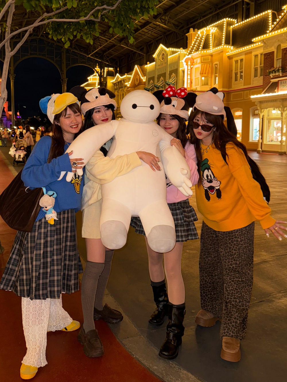 ブルー系のニット/セーター、グレー系のスカート、ホワイト系のその他パンツを着用したレディースの秋コーディネートの3枚目の写真