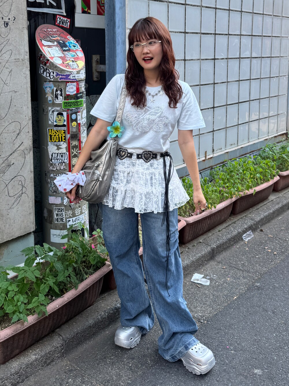 シルバー系のショルダーバッグ、ブルー系のTシャツ/カットソー、ブルー系のデニムパンツを着用したレディースの夏コーディネートの2枚目の写真
