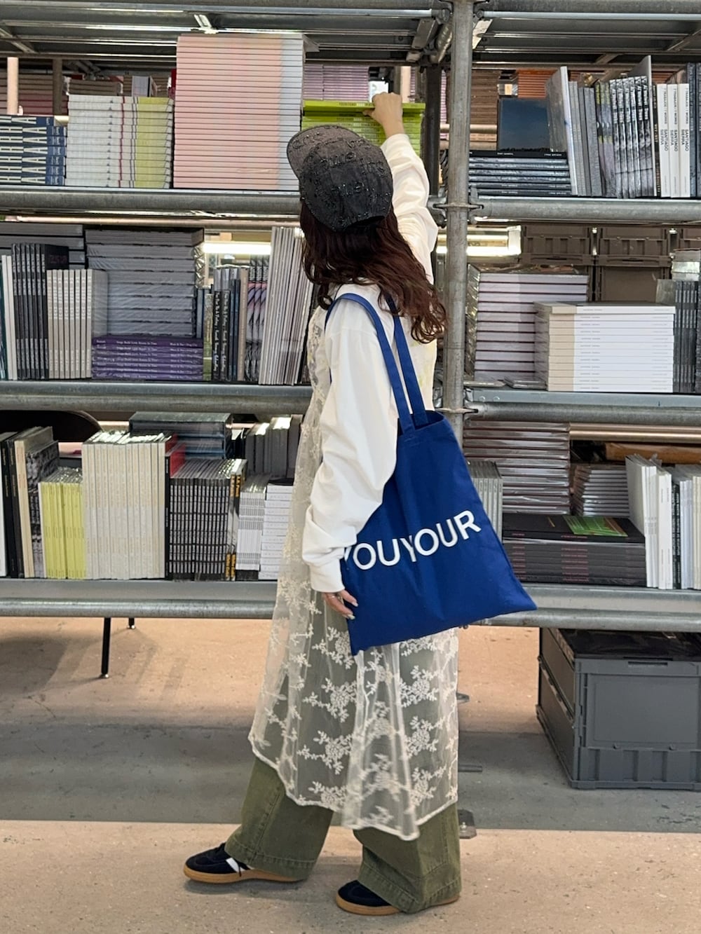 ブルー系のトートバッグ、ホワイト系のワンピース、ホワイト系のTシャツ/カットソーを着用したレディースの春コーディネートの2枚目の写真