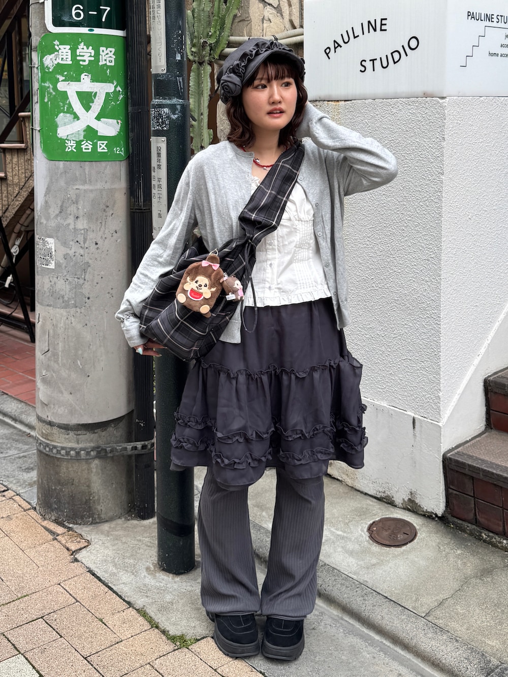 ブルー系のショルダーバッグ、ブラック系のその他パンツ、ブラック系のシューズを着用したレディースの夏コーディネートの2枚目の写真