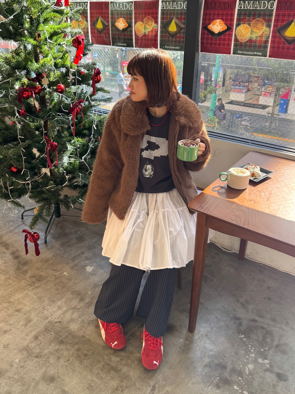 ブラウン系のブルゾン、その他のスラックス、ホワイト系のワンピース/ドレスを着用したレディースの秋コーディネートの2枚目の写真