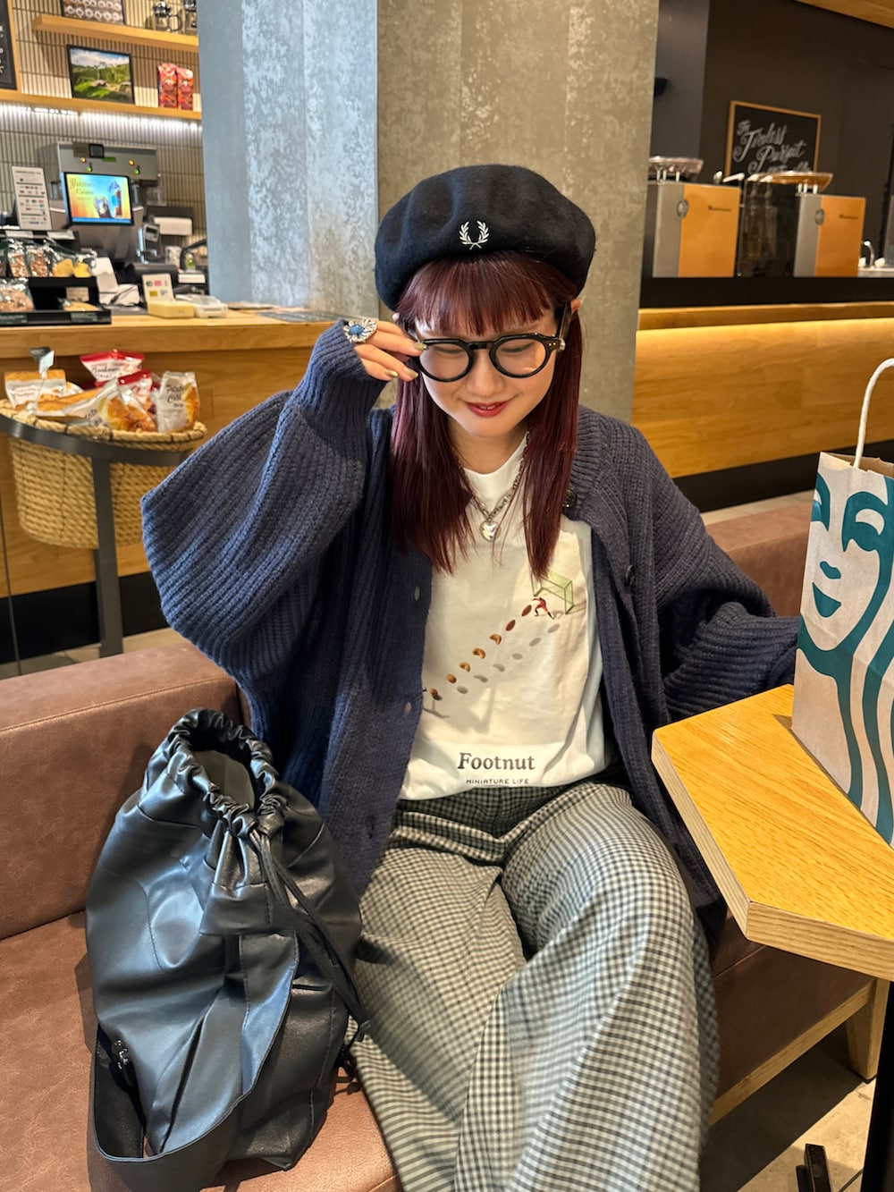 ブルー系のカーディガン/ボレロ、その他のパンツ、ブラウン系のスニーカーを着用したレディースの秋コーディネートの2枚目の写真
