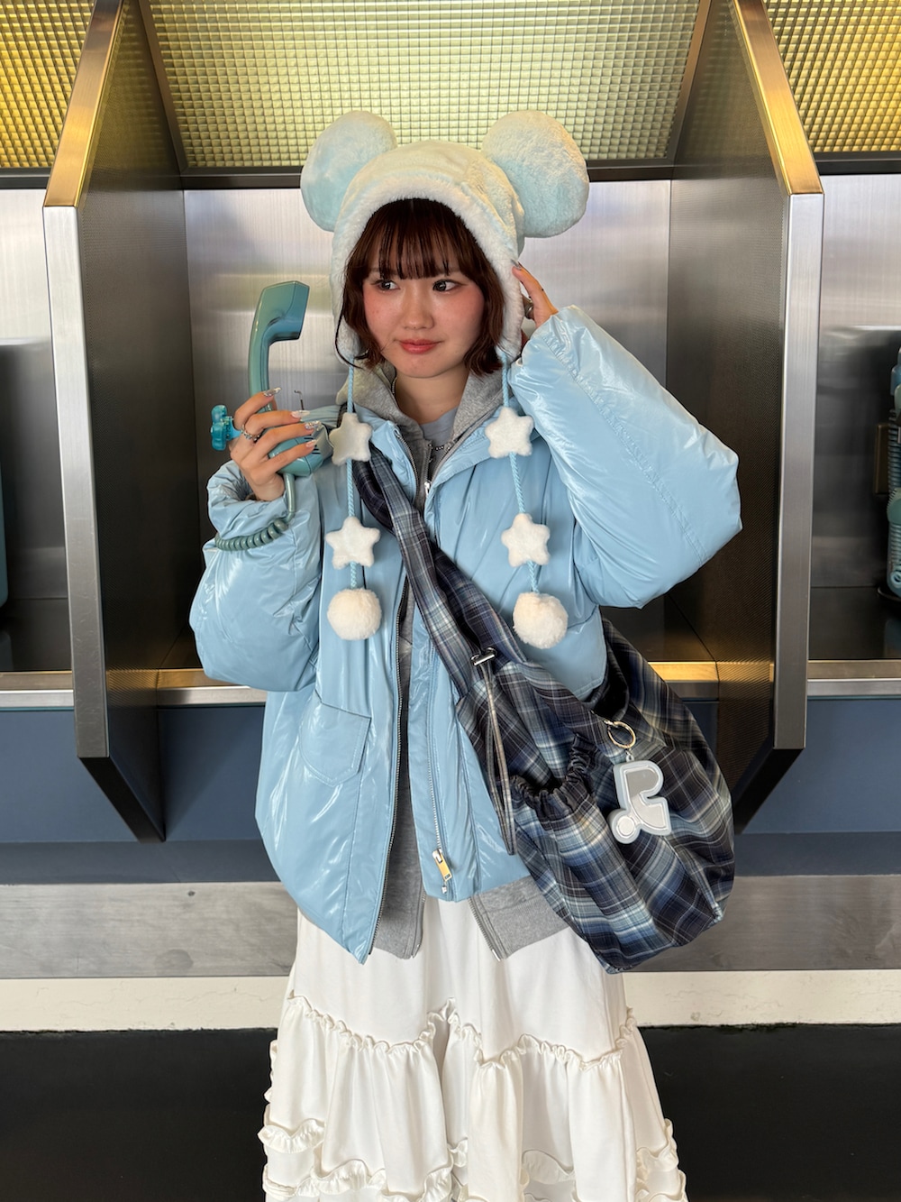 その他のダウンジャケット/コート、ホワイト系のスカート、ブラック系のローファーを着用したレディースの冬コーディネートの2枚目の写真