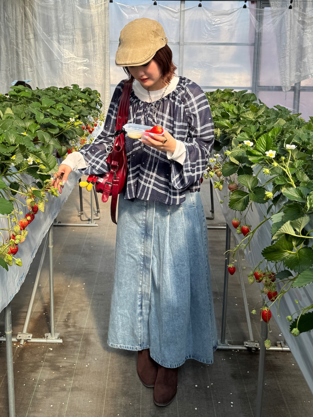 ブルー系のスカート、ブルー系のシャツ/ブラウス、ブラウン系のブーツを着用したレディースの春コーディネートの3枚目の写真