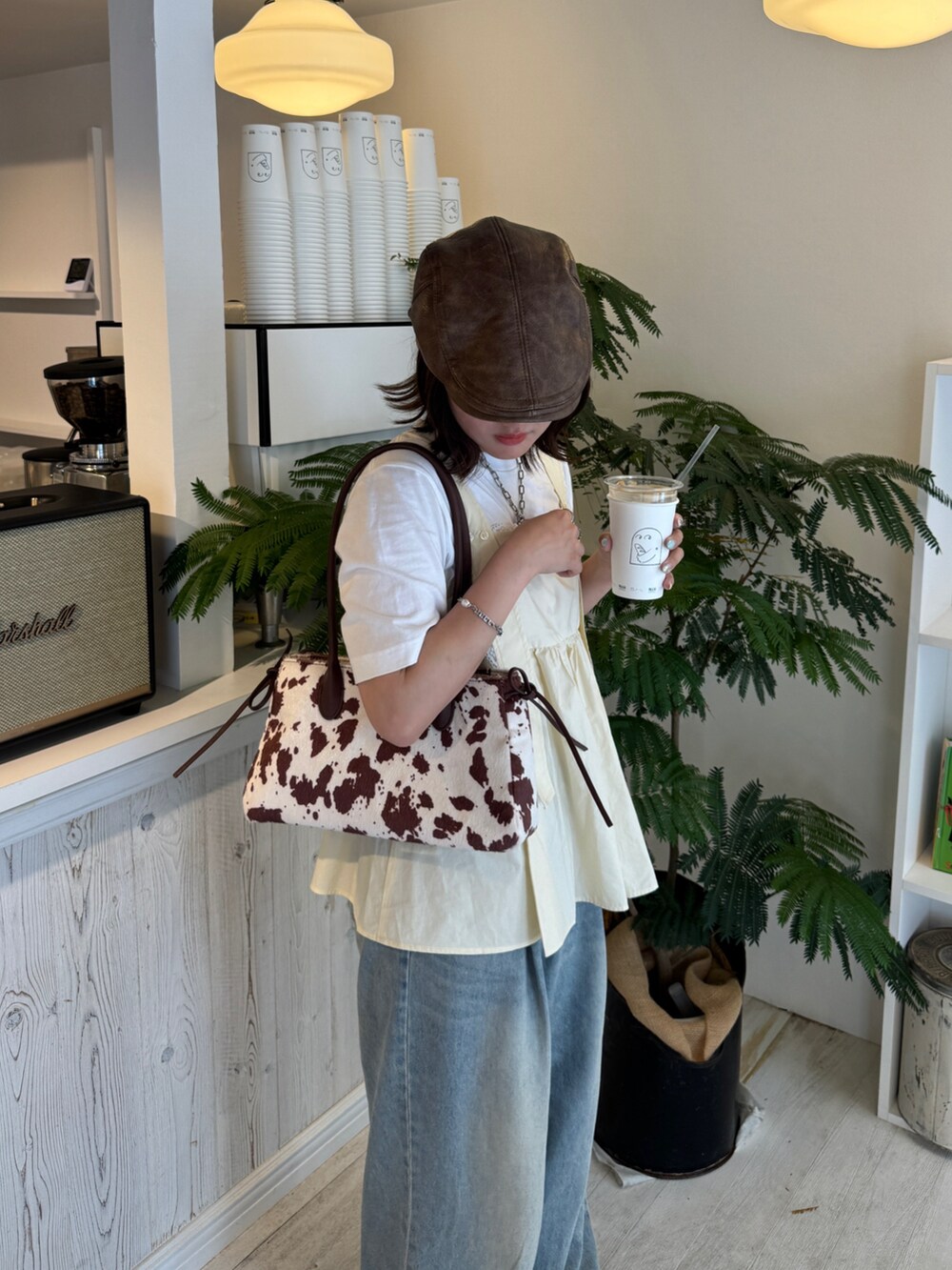 ブラウン系のボストンバッグを着用したレディースの夏コーディネートの2枚目の写真