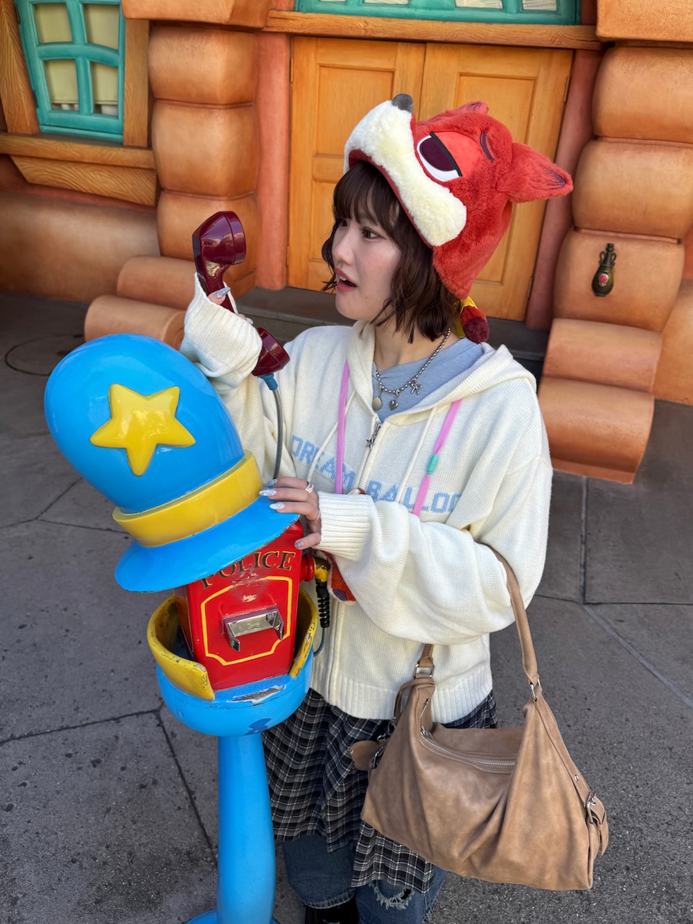 ブルー系のデニムパンツ、その他のスカート、ブラック系のローファーを着用したレディースの冬コーディネートの2枚目の写真