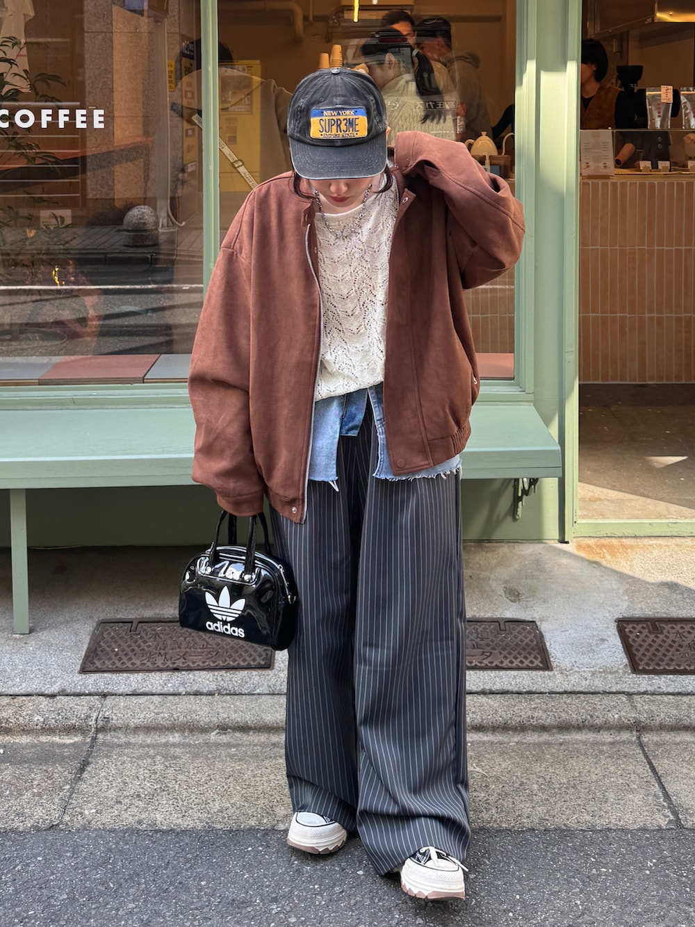 「春めき満開コーデ、ジャケット、古着MIX、春コーデ、キャップ、スラックス、スニーカー、休日スタイル、レイヤードスタイル、カジュアル、春服コーデ、スウェード」｜「napinna maisonのアイテム（スラックス、グレー系）」を使った、rin.さん（レディース・153cm）の春コーディネートの2枚目の写真