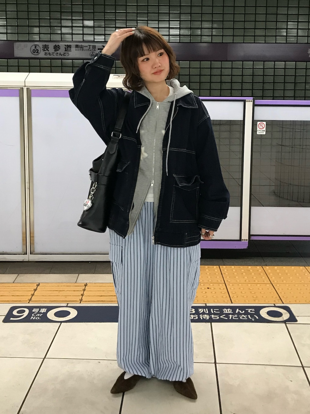 ブルー系のデニムジャケット、ブルー系のカーゴパンツを着用したレディースの春コーディネートの3枚目の写真