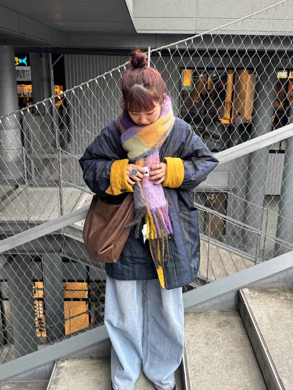 その他のジャケット/アウター、ブルー系のデニムパンツ、その他のマフラーを着用したレディースの秋コーディネートの2枚目の写真