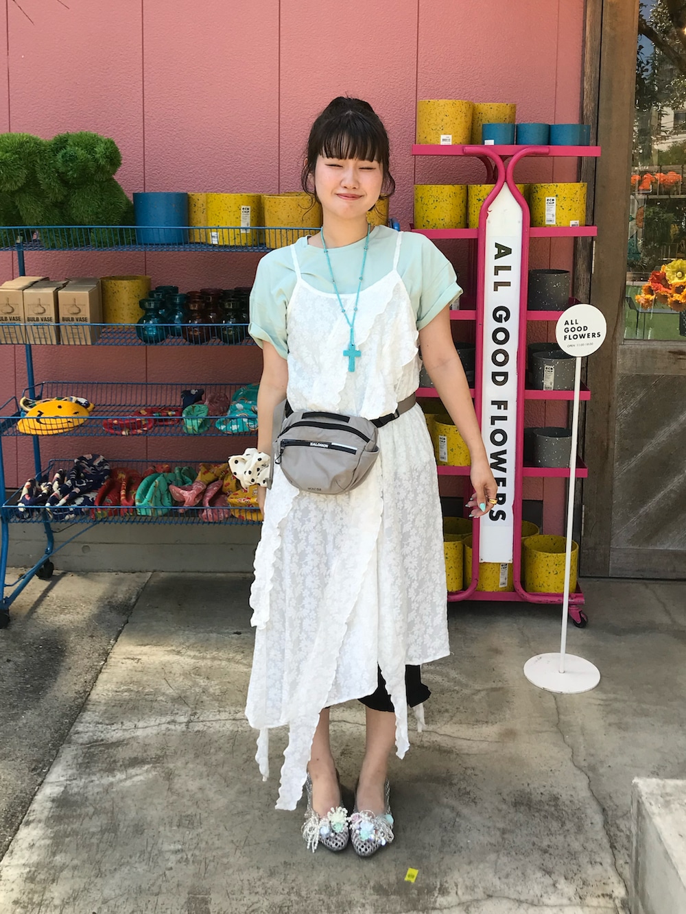 ブラック系のその他パンツ、シルバー系のサンダル、ホワイト系のワンピースを着用したレディースの夏コーディネートの2枚目の写真