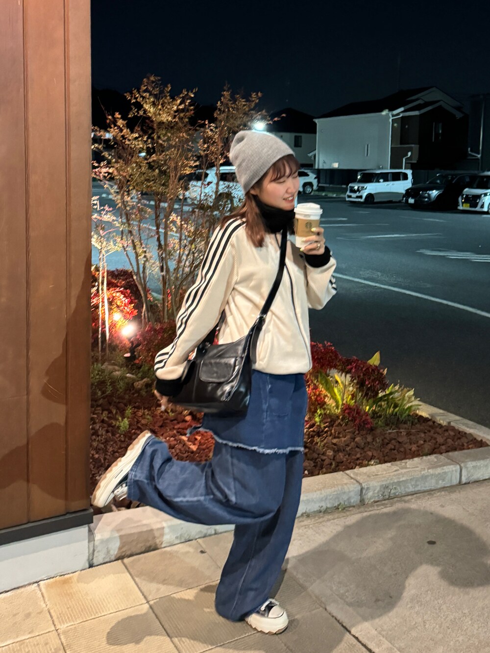 「大人カジュアル、春アウター、デニム、スニーカー、トラックジャケット、ショルダーバッグ、春服、春」｜「adidasのアディダス オリジナルス プレミアム ベッケンバウアー リュクス トラックトップ（トップス、ホワイト系）」を使った、rin.さん（レディース・153cm）の春コーディネートの3枚目の写真