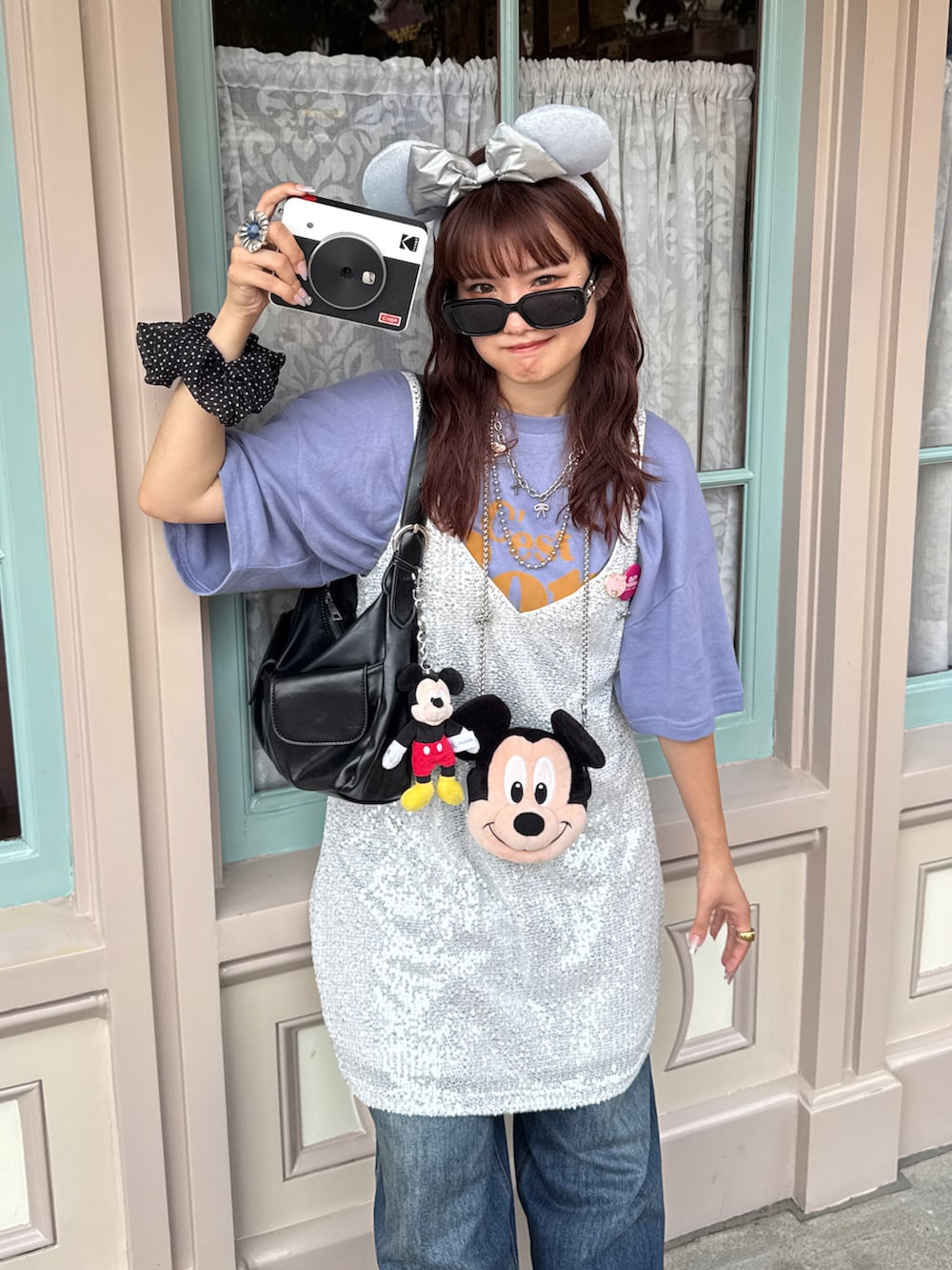 ブラック系のサンダル、ブルー系のTシャツ/カットソー、ブルー系のデニムパンツを着用したレディースの夏コーディネートの2枚目の写真