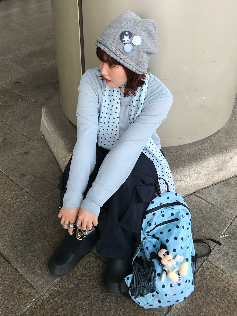 ブルー系のカーゴパンツ、ブルー系のバックパック/リュック、グレー系のニットキャップ/ビーニーを着用したレディースの春コーディネートの2枚目の写真