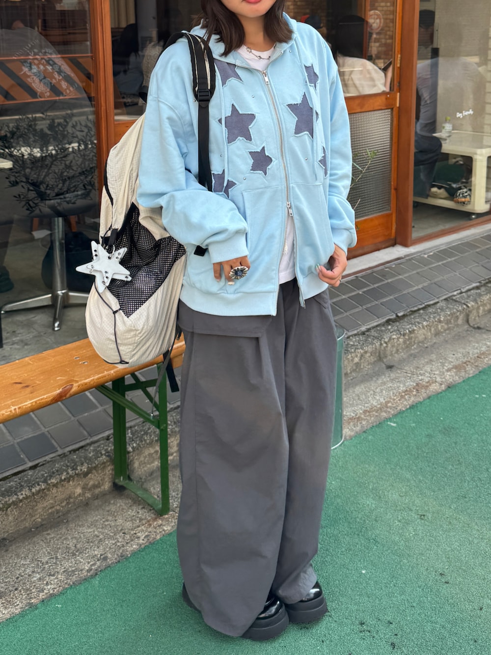 ブラック系のローファー、グレー系のカーゴパンツ、ブルー系のパーカーを着用したレディースの秋コーディネートの2枚目の写真