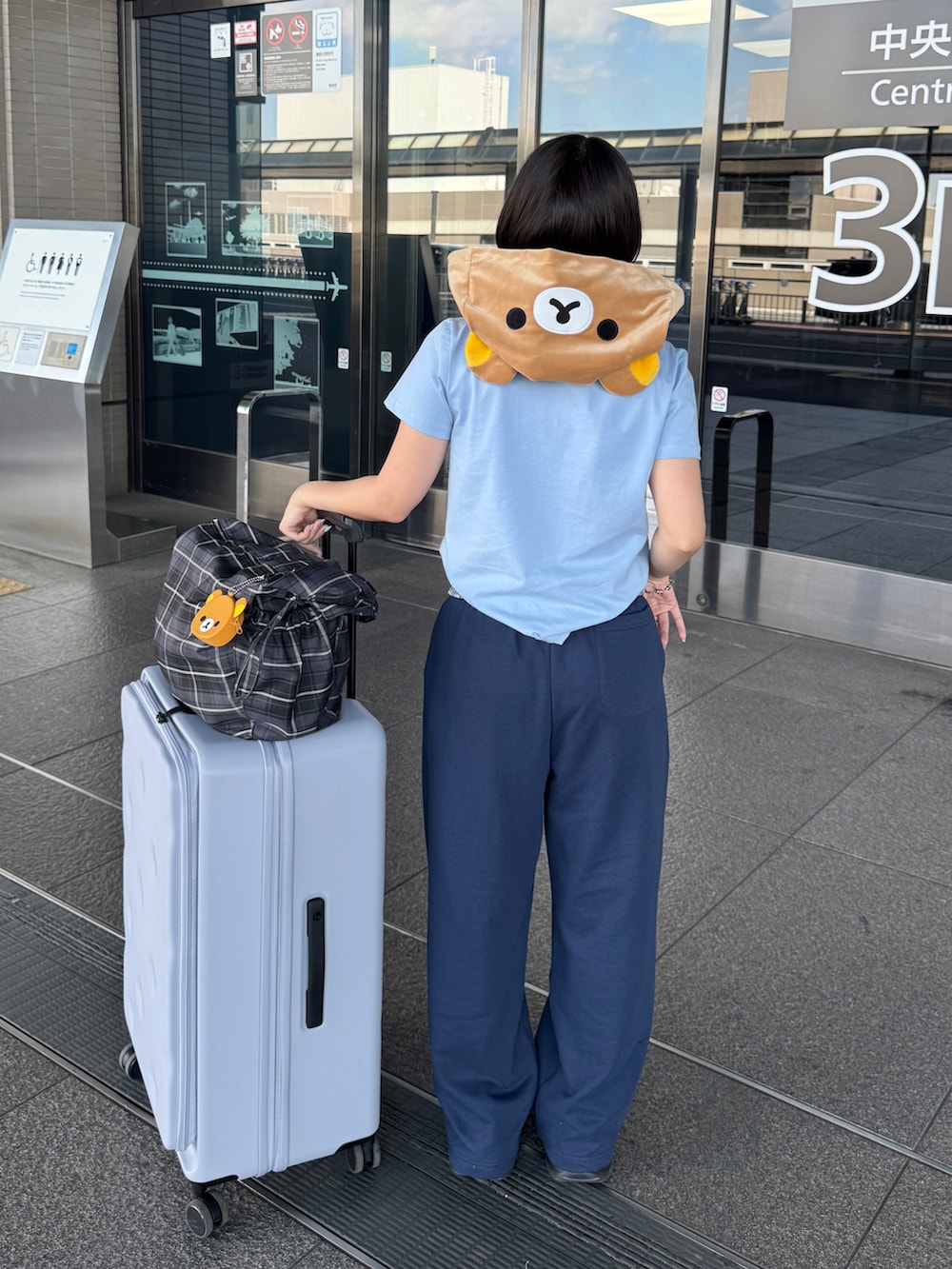 ブラック系のスニーカー、ブルー系のTシャツ/カットソー、ブルー系のスウェットパンツを着用したレディースの春コーディネートの3枚目の写真