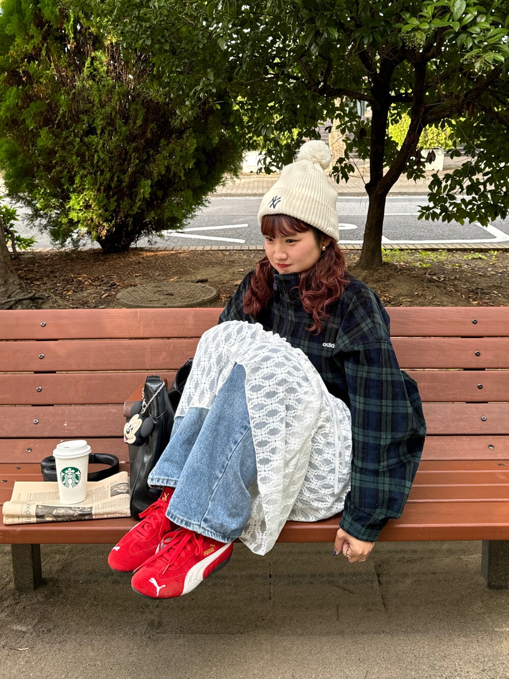 ブルー系のその他トップス、レッド系のスニーカー、ホワイト系のニットキャップ/ビーニーを着用したレディースの秋コーディネートの2枚目の写真