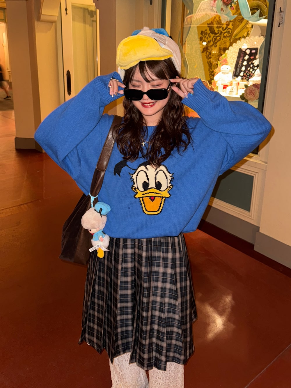 ブルー系のニット/セーター、グレー系のスカート、ホワイト系のその他パンツを着用したレディースの秋コーディネートの2枚目の写真