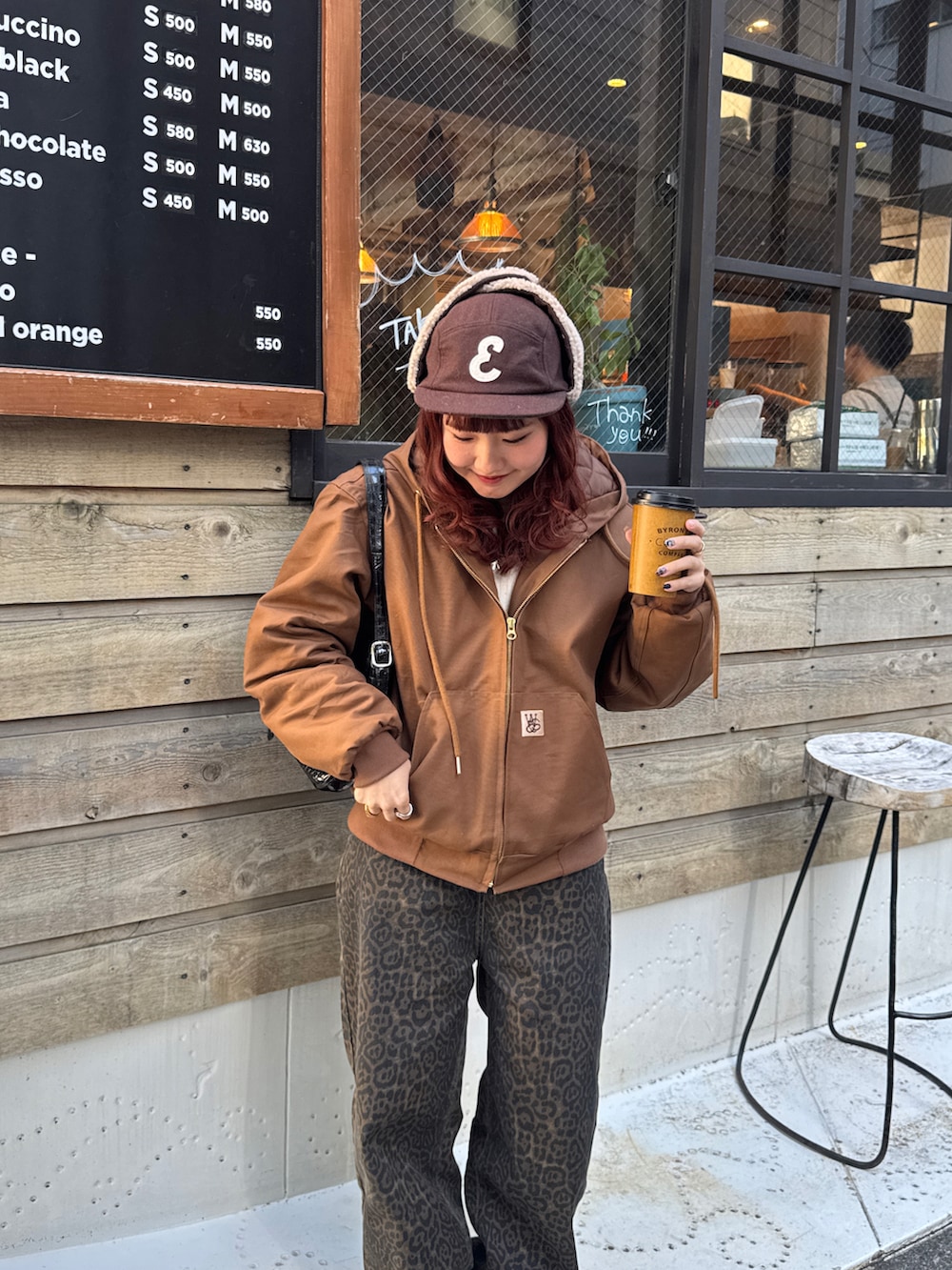 ブラウン系のその他パンツ、ブラック系のスニーカー、ブラウン系のブルゾンを着用したレディースの冬コーディネートの2枚目の写真