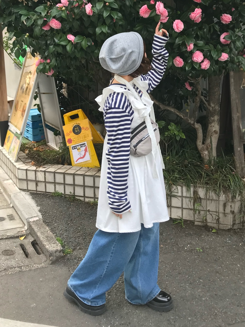 ブルー系のデニムパンツ、ブラック系のローファー、ブルー系のTシャツ/カットソーを着用したレディースの春コーディネートの3枚目の写真