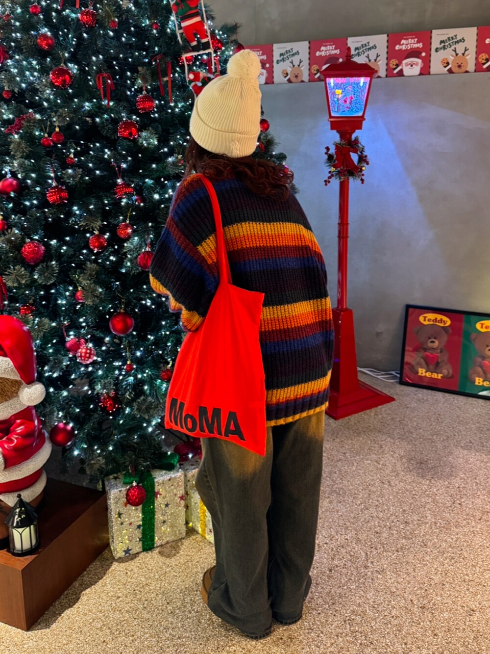 その他のニット/セーター、ブラウン系のデニムパンツ、イエロー系のブーツを着用したレディースの冬コーディネートの2枚目の写真