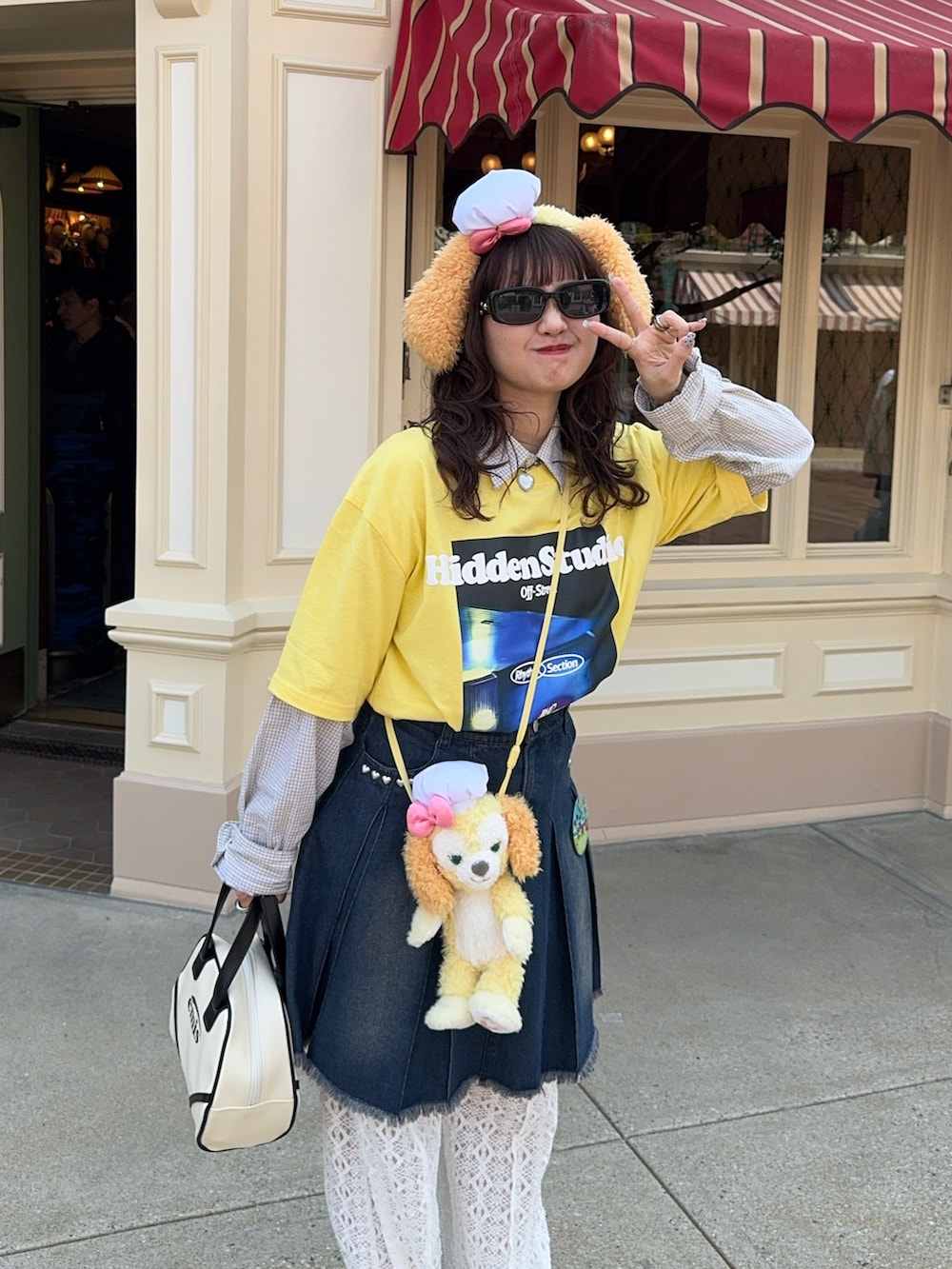 イエロー系のTシャツ/カットソー、ホワイト系のその他パンツ、ベージュ系のモカシン/デッキシューズを着用したレディースの春コーディネートの2枚目の写真