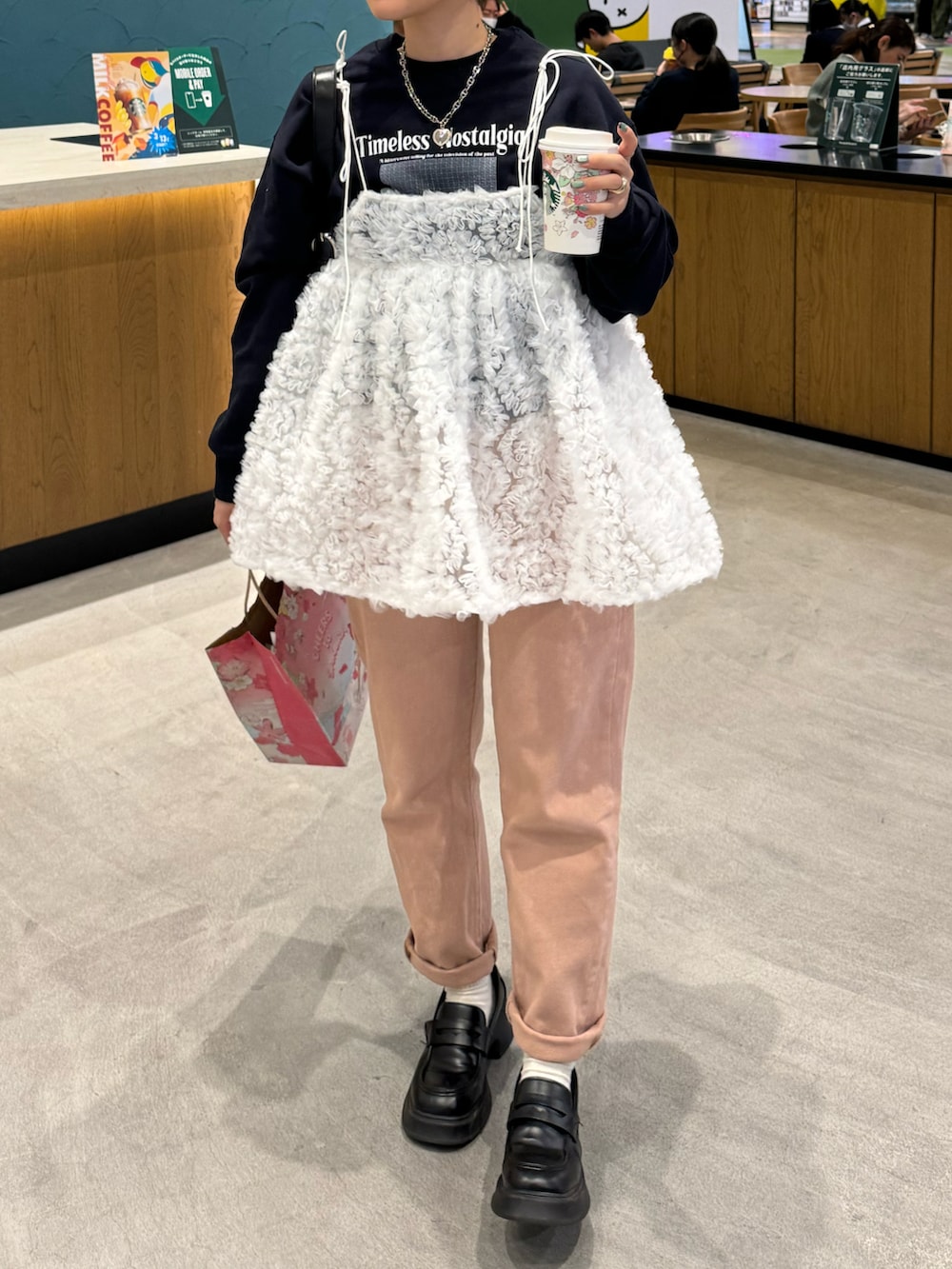 ブラック系のローファー、ピンク系のデニムパンツ、ホワイト系のキャミソールを着用したレディースの春コーディネートの2枚目の写真