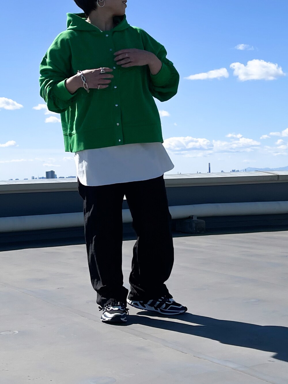 ホワイト系のTシャツ/カットソー、ブラック系のパンツ、ブルー系のスニーカーを着用したレディースの冬コーディネートの2枚目の写真