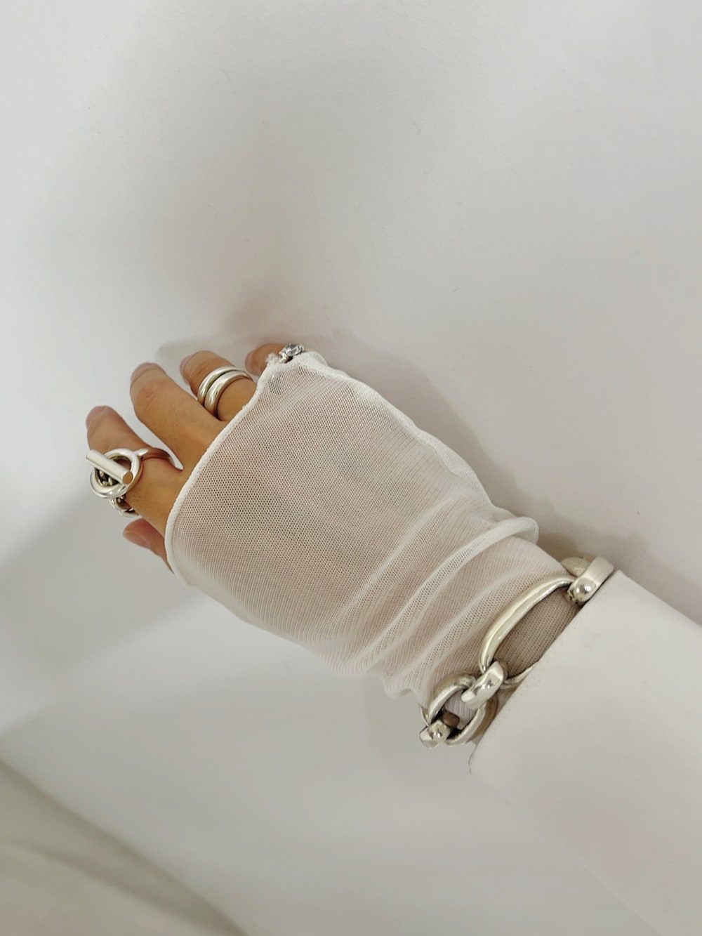 ブラック系のMA-1、ホワイト系のシャツ/ブラウス、ホワイト系のTシャツ/カットソーを着用したレディースの秋コーディネートの2枚目の写真