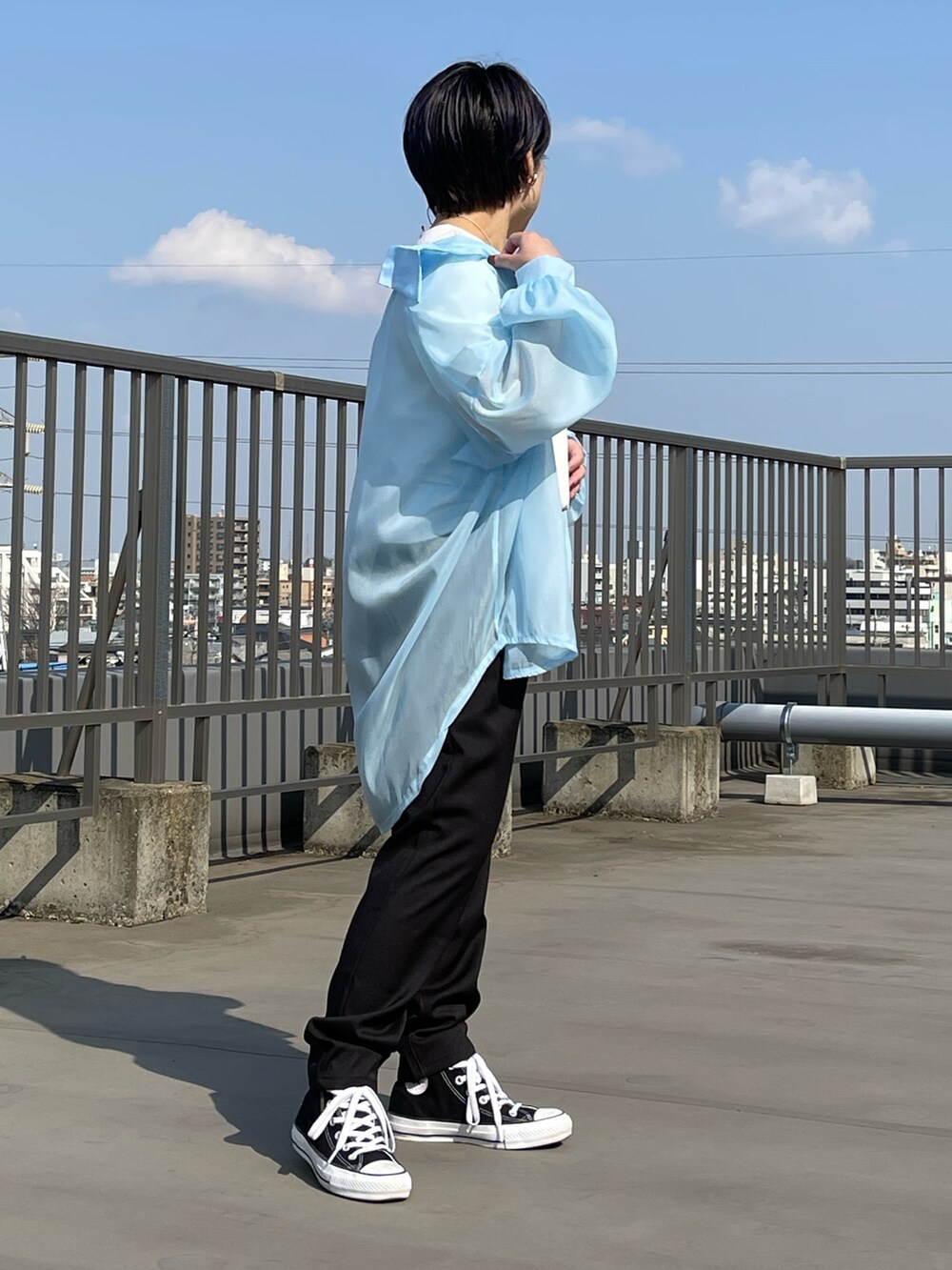 ブラック系のスニーカー、ブラック系のその他パンツ、ブルー系のシャツ/ブラウスを着用したレディースの春コーディネートの2枚目の写真