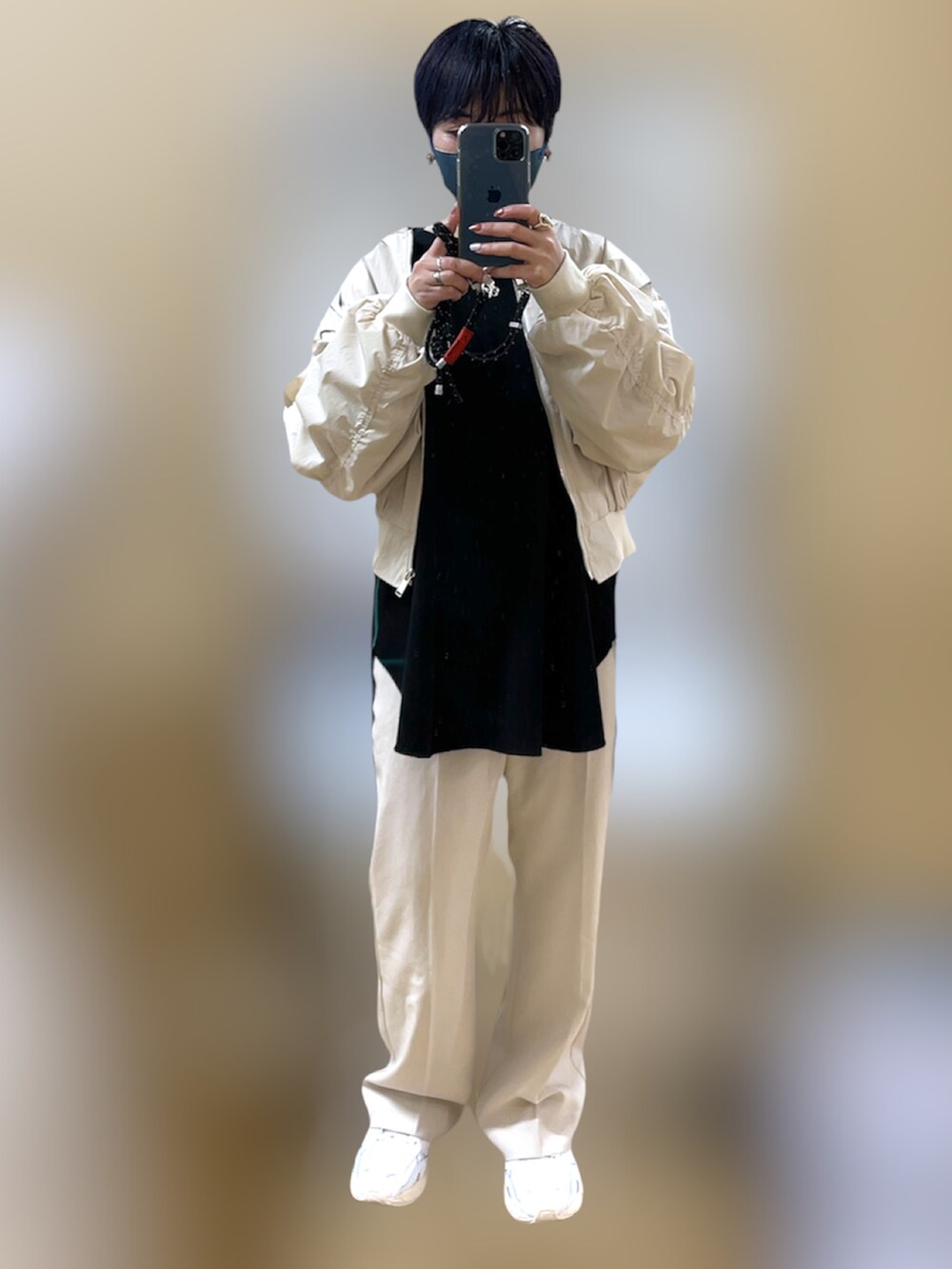 ブラック系のTシャツ/カットソー、ベージュ系のブルゾン、ホワイト系のスニーカーを着用したレディースの春コーディネートの2枚目の写真